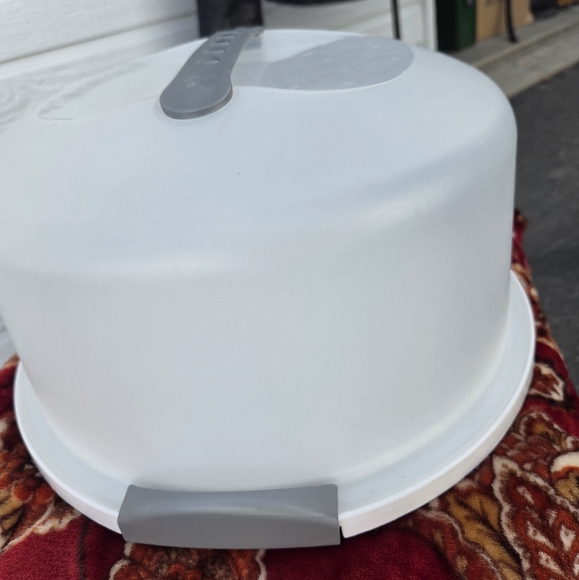 Sterlite 12" Dia 5" High Lockable Cake Saver with Carrier Handle Dishwasher Safe - Picture 2 of 9